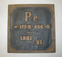 Charger l'image dans la galerie, Java Man Discovery Plaque Homo erectus erectus. Trinil Stone Java Man