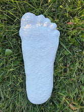 Cargar imagen en el visor de la galería, 1 Bigfoot Patterson "Patty" track footprint cast Plaster Bigfoot Cast Track Replica