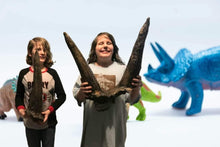 Laden Sie das Bild in den Galerie-Viewer, Triceratops Horns cast replica (double horn)