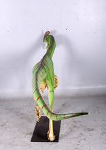 Laden Sie das Bild in den Galerie-Viewer, Dinosaur Guanlong Lifesize sculpture statue