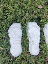 Load image into Gallery viewer, 1982 Set of 5 Grays Harbor Hereford Bigfoot print casts replicas