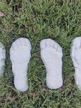 Load image into Gallery viewer, 1982 Set of 5 Grays Harbor Hereford Bigfoot print casts replicas