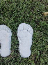 Load image into Gallery viewer, 1982 Set of 5 Grays Harbor Hereford Bigfoot print casts replicas